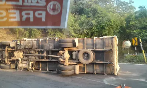 ಚಾಮರಾಜನಗರ | ದಿಂಬಂ ಘಾಟ್ ನ 15ನೇ ತಿರುವಿನಲ್ಲಿ ಲಾರಿ ಪಲ್ಟಿ