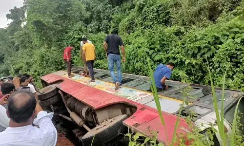 ಬಂಟ್ವಾಳ| ರಸ್ತೆ ಬದಿಯ ಹೊಂಡಕ್ಕೆ ಬಿದ್ದ ಕೆಎಸ್ಸಾರ್ಟಿಸಿ ಬಸ್‌