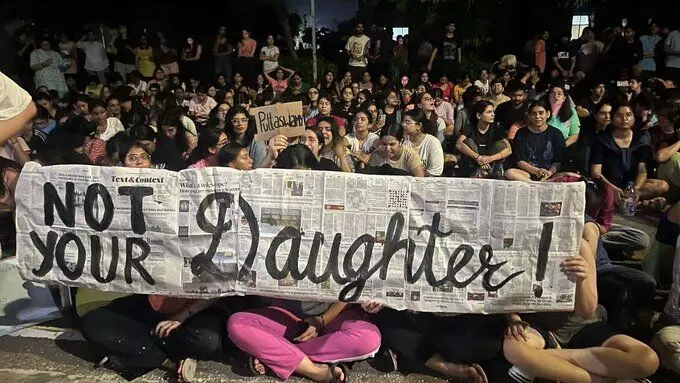 ಪಂಜಾಬ್: ವಿದ್ಯಾರ್ಥಿನಿಯರ ನಿಲಯ ತಪಾಸಣೆ ಮಾಡಿದ ಕುಲಪತಿ, ಭುಗಿಲೆದ್ದ ಪ್ರತಿಭಟನೆ ಪಂಜಾಬ್: ವಿದ್ಯಾರ್ಥಿನಿಯರ ನಿಲಯ ತಪಾಸಣೆ ಮಾಡಿದ ಕುಲಪತಿ, ಭುಗಿಲೆದ್ದ ಪ್ರತಿಭಟನೆ