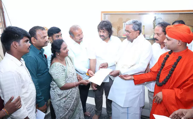 ಆತ್ಮಹತ್ಯೆ ಮಾಡಿಕೊಂಡ ವಾಲ್ಮೀಕಿ ನಿಗಮದ ಚಂದ್ರಶೇಖರ್ ಕುಟುಂಬಕ್ಕೆ ಪರಿಹಾರ ಚೆಕ್ ವಿತರಿಸಿದ ಸಿಎಂ ಆತ್ಮಹತ್ಯೆ ಮಾಡಿಕೊಂಡ ವಾಲ್ಮೀಕಿ ನಿಗಮದ ಚಂದ್ರಶೇಖರ್ ಕುಟುಂಬಕ್ಕೆ ಪರಿಹಾರ ಚೆಕ್ ವಿತರಿಸಿದ ಸಿಎಂ