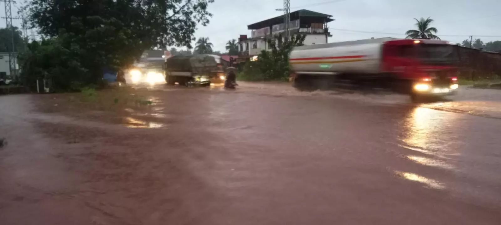 ಭಟ್ಕಳದಲ್ಲಿ ಭಾರೀ ಮಳೆ: ಮನೆಗಳಿಗೆ ನುಗ್ಗಿದ ನೀರು, ಹೊಳೆಯಂತಾದ ಹೆದ್ದಾರಿ ಭಟ್ಕಳದಲ್ಲಿ ಭಾರೀ ಮಳೆ: ಮನೆಗಳಿಗೆ ನುಗ್ಗಿದ ನೀರು, ಹೊಳೆಯಂತಾದ ಹೆದ್ದಾರಿ