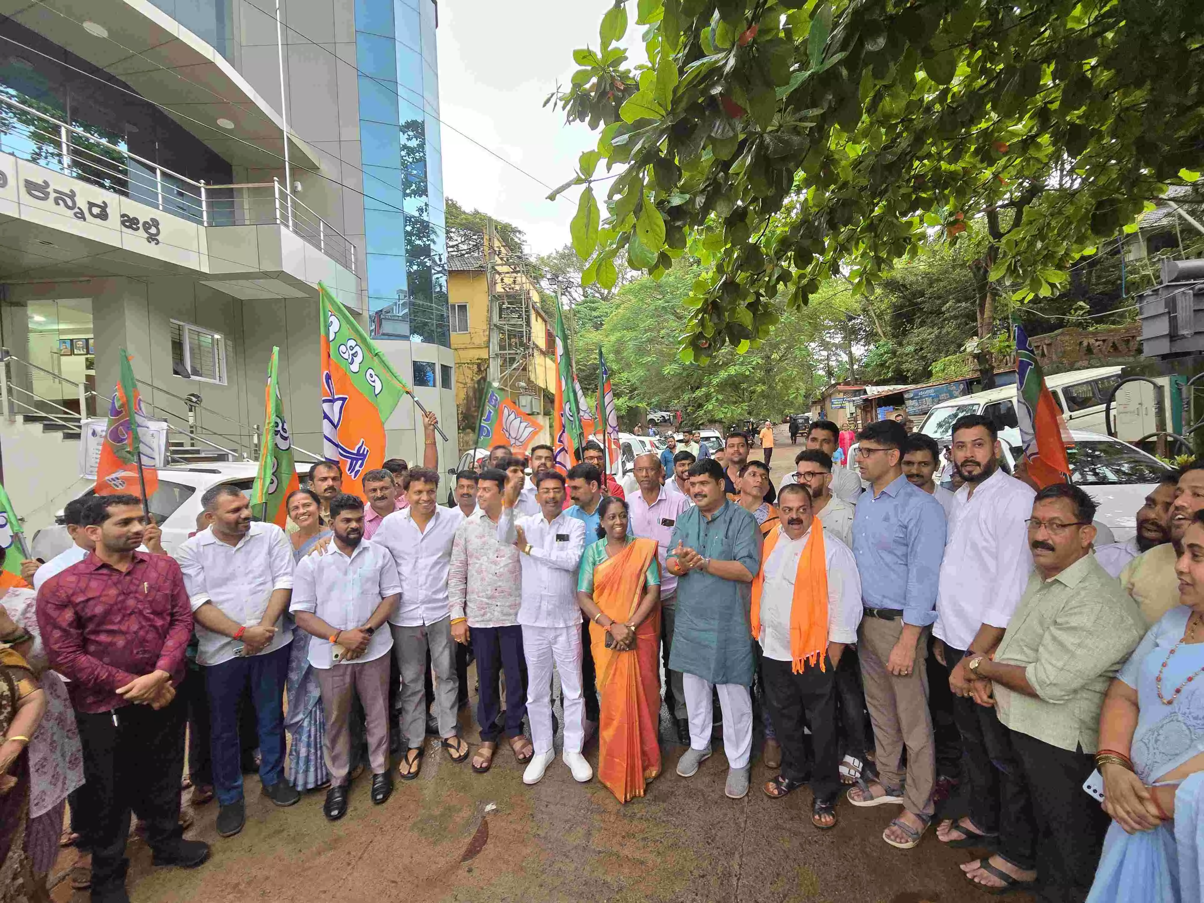 ಮಂಗಳೂರು: ಮುಖ್ಯಮಂತ್ರಿ ರಾಜೀನಾಮೆಗೆ ಆಗ್ರಹಿಸಿ ಬಿಜೆಪಿ ಪ್ರತಿಭಟನೆ ಮಂಗಳೂರು: ಮುಖ್ಯಮಂತ್ರಿ ರಾಜೀನಾಮೆಗೆ ಆಗ್ರಹಿಸಿ ಬಿಜೆಪಿ ಪ್ರತಿಭಟನೆ