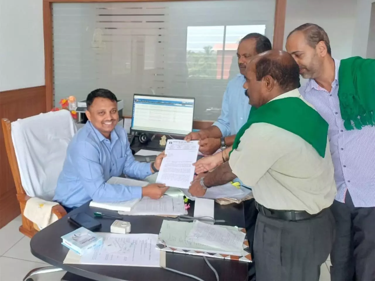 ಉಡುಪಿ-ಕಾಸರಗೋಡು 400 ಕೆ.ವಿ ವಿದ್ಯುತ್ ಪ್ರಸರಣ ಲೈನ್| ಪರ್ಯಾಯ ಮಾರ್ಗ ಕಂಡು ಹಿಡಿಯಲು ಸಹಾಯಕ ಆಯುಕ್ತರಿಗೆ ಮನವಿ ಉಡುಪಿ-ಕಾಸರಗೋಡು 400 ಕೆ.ವಿ ವಿದ್ಯುತ್ ಪ್ರಸರಣ ಲೈನ್| ಪರ್ಯಾಯ ಮಾರ್ಗ ಕಂಡು ಹಿಡಿಯಲು ಸಹಾಯಕ ಆಯುಕ್ತರಿಗೆ ಮನವಿ