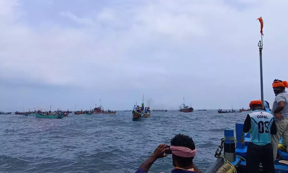 ನಿಷೇಧಿತ ಬುಲ್‌ಟ್ರಾಲ್ ಮೀನುಗಾರಿಕೆ: ಬೋಟ್ ಅಡ್ಡಗಟ್ಟಿ ಪ್ರತಿಭಟಿಸಿದ ನಾಡದೋಣಿ ಮೀನುಗಾರರು