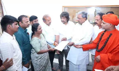 ಆತ್ಮಹತ್ಯೆ ಮಾಡಿಕೊಂಡ ವಾಲ್ಮೀಕಿ ನಿಗಮದ ಚಂದ್ರಶೇಖರ್‌ ಕುಟುಂಬಕ್ಕೆ ಪರಿಹಾರ ಚೆಕ್‌ ವಿತರಿಸಿದ ಸಿಎಂ