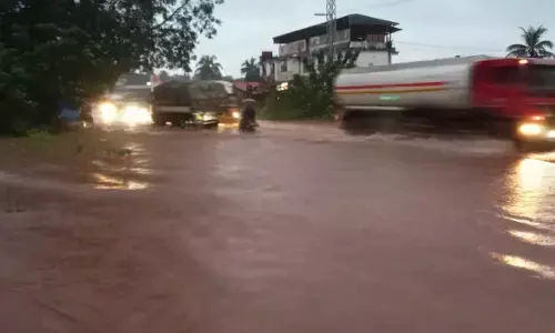 ಭಟ್ಕಳದಲ್ಲಿ ಭಾರೀ ಮಳೆ: ಮನೆಗಳಿಗೆ ನುಗ್ಗಿದ ನೀರು, ಹೊಳೆಯಂತಾದ ಹೆದ್ದಾರಿ