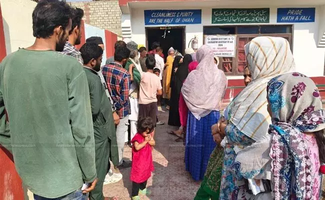 ಜಮ್ಮು-ಕಾಶ್ಮೀರ ಚುನಾವಣೆ: ಎರಡನೇ ಹಂತದ ಮತದಾನ ಆರಂಭ ಜಮ್ಮು-ಕಾಶ್ಮೀರ ಚುನಾವಣೆ: ಎರಡನೇ ಹಂತದ ಮತದಾನ ಆರಂಭ