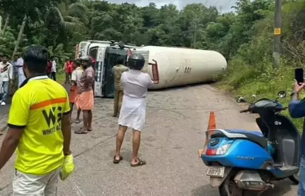ಕಾಸರಗೋಡು : ಅನಿಲ ಸಾಗಾಟದ ಟ್ಯಾಂಕರ್ ಪಲ್ಟಿ