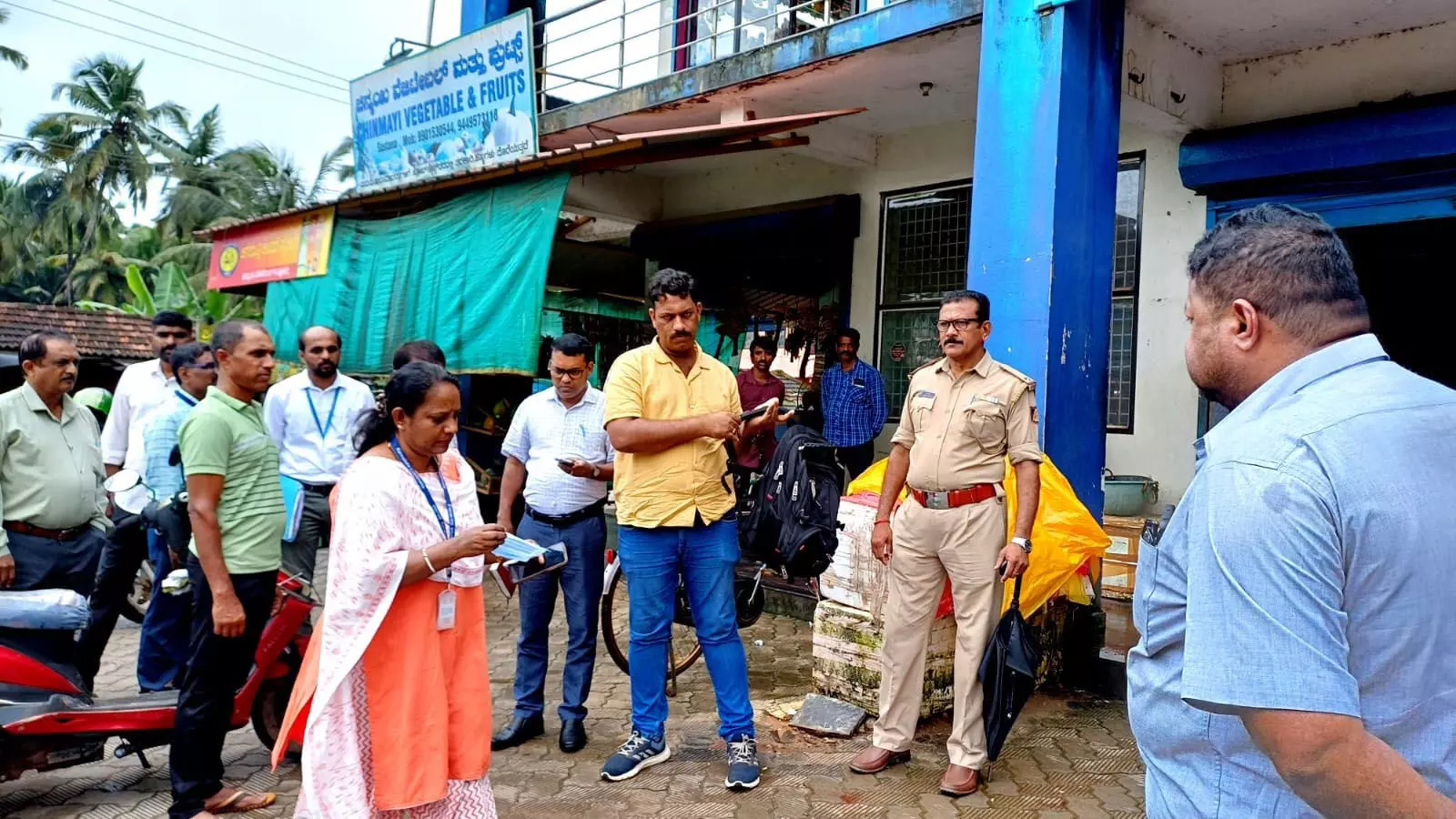 ಕಳಪೆ ಕಾಮಗಾರಿ ಆರೋಪ: ಲೋಕಾಯುಕ್ತ ತಾಂತ್ರಿಕ ಅಧಿಕಾರಿಗಳಿಂದ ಸಾಸ್ತಾನ ಮೀನು ಮಾರುಕಟ್ಟೆ ಪರಿಶೀಲನೆ ಕಳಪೆ ಕಾಮಗಾರಿ ಆರೋಪ: ಲೋಕಾಯುಕ್ತ ತಾಂತ್ರಿಕ ಅಧಿಕಾರಿಗಳಿಂದ ಸಾಸ್ತಾನ ಮೀನು ಮಾರುಕಟ್ಟೆ ಪರಿಶೀಲನೆ