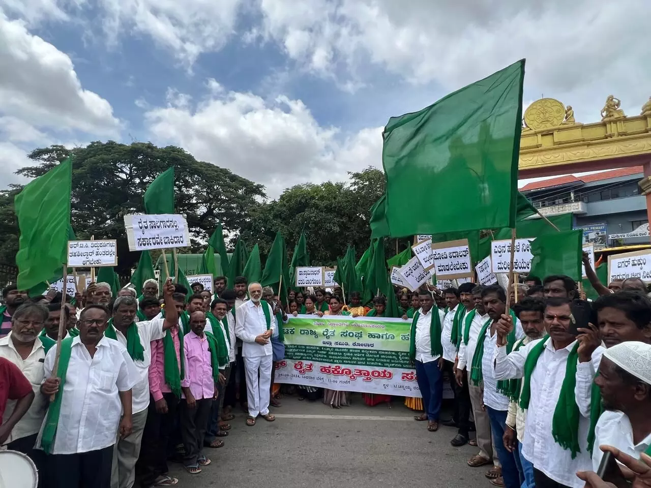 ಬರಗಾಲದಲ್ಲಿ ಸಾಲ ವಸೂಲಿಗೆ ಬರುವ ಅಧಿಕಾರಿಗಳನ್ನು ಕಂಬಕ್ಕೆ ಕಟ್ಟಿ ಹಾಕಬೇಕು: ರಾಜ್ಯಾಧ್ಯಕ್ಷ ಬಸವರಾಜಪ್ಪ ಆಕ್ರೋಶ