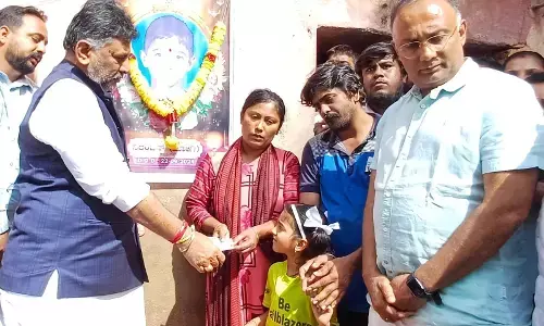 ಬೆಂಗಳೂರು: ಆಟದ ಮೈದಾನದಲ್ಲಿ ಗೇಟ್ ಬಿದ್ದು ಸಾವಿಗೀಡಾದ ಬಾಲಕ ನಿರಂಜನ್ ಕುಟುಂಬಕ್ಕೆ 10 ಲಕ್ಷ ರೂ.ಪರಿಹಾರ ಚೆಕ್ ವಿತರಣೆ