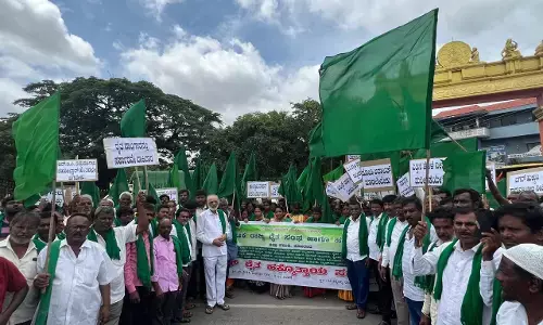 ಬರಗಾಲದಲ್ಲಿ ಸಾಲ ವಸೂಲಿಗೆ ಬರುವ ಅಧಿಕಾರಿಗಳನ್ನು ಕಂಬಕ್ಕೆ ಕಟ್ಟಿ ಹಾಕಬೇಕು: ರಾಜ್ಯಾಧ್ಯಕ್ಷ ಬಸವರಾಜಪ್ಪ ಆಕ್ರೋಶ