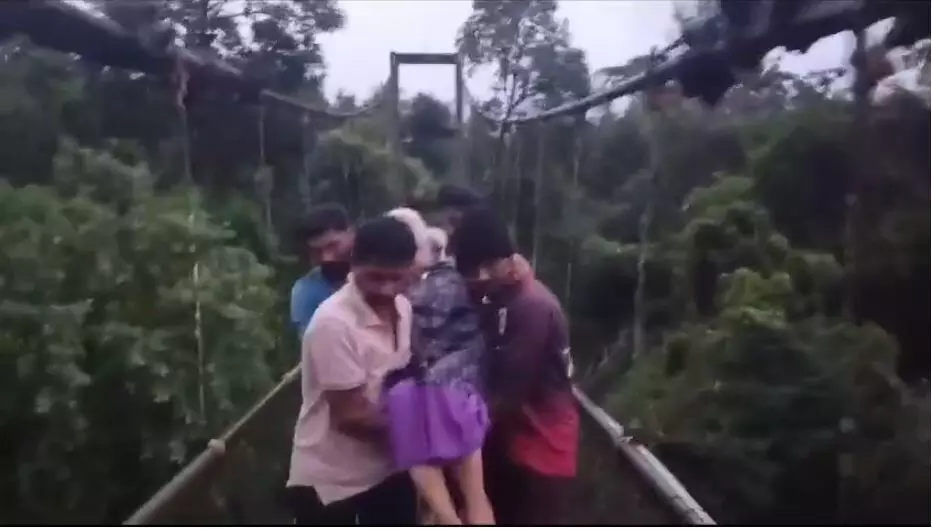 ಚಿಕ್ಕಮಗಳೂರಿನಲ್ಲಿ ಭಾರೀ ಮಳೆ | ರಸ್ತೆ ಸಂಪರ್ಕ ಕಡಿತ: ಅನಾರೋಗ್ಯ ಪೀಡಿತ ವೃದ್ಧೆಯನ್ನು 3 ಕಿಮೀ ಹೊತ್ತು ಆಸ್ಪತ್ರೆಗೆ ಸಾಗಾಟ