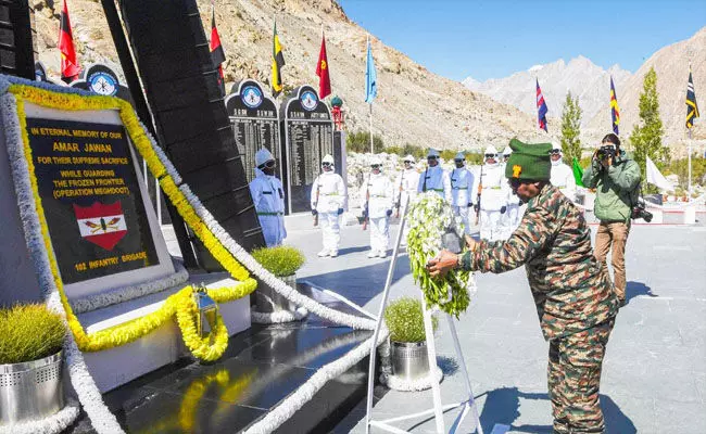 ಸಿಯಾಚಿನ್ ಬೇಸ್ ಕ್ಯಾಂಪ್ಗೆ ಮುರ್ಮು ಭೇಟಿ | ಹುತಾತ್ಮ ಯೋಧರಿಗೆ ಶ್ರದ್ದಾಂಜಲಿ ಸಲ್ಲಿಸಿದ ರಾಷ್ಟ್ರಪತಿ ಸಿಯಾಚಿನ್ ಬೇಸ್ ಕ್ಯಾಂಪ್ಗೆ ಮುರ್ಮು ಭೇಟಿ | ಹುತಾತ್ಮ ಯೋಧರಿಗೆ ಶ್ರದ್ದಾಂಜಲಿ ಸಲ್ಲಿಸಿದ ರಾಷ್ಟ್ರಪತಿ