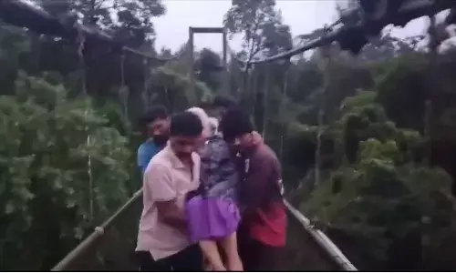 ಚಿಕ್ಕಮಗಳೂರಿನಲ್ಲಿ ಭಾರೀ ಮಳೆ | ರಸ್ತೆ ಸಂಪರ್ಕ ಕಡಿತ: ಅನಾರೋಗ್ಯ ಪೀಡಿತ ವೃದ್ಧೆಯನ್ನು 3 ಕಿಮೀ ಹೊತ್ತು ಆಸ್ಪತ್ರೆಗೆ ಸಾಗಾಟ