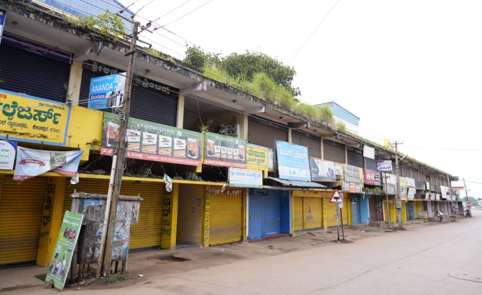 ಶಿಕಾರಿಪುರ | ಸಿದ್ದರಾಮಯ್ಯ ಬೆಂಬಲಿಸಿ ಅಹಿಂದ ಸಂಘಟನೆ ಕರೆ ನೀಡಿದ್ದ ಬಂದ್‌ಗೆ ಉತ್ತಮ ಪ್ರತಿಕ್ರಿಯೆ