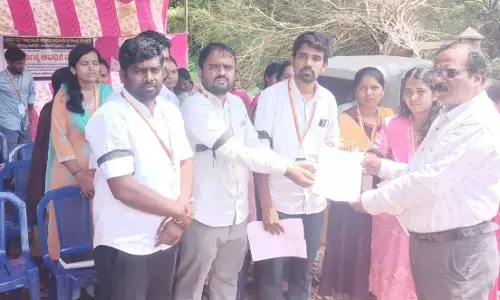 ಭಟ್ಕಳ| ಗ್ರಾಮ ಆಡಳಿತಾಧಿಕಾರಿಗಳಿಂದ ಕಪ್ಪುಪಟ್ಟಿ ಧರಿಸಿ ಪ್ರತಿಭಟನೆ