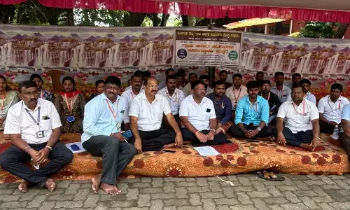 ಕುಂದಾಪುರ: ಬೇಡಿಕೆಗಳ ಈಡೇರಿಕೆಗೆ ಆಗ್ರಹಿಸಿ ಗ್ರಾಮಲೆಕ್ಕಾಧಿಕಾರಿಗಳ ಅನಿರ್ಧಿಷ್ಟಾವಧಿ ಮುಷ್ಕರ