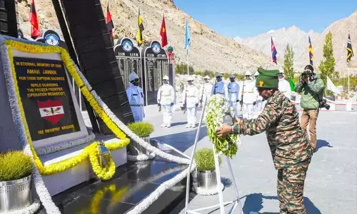 ಸಿಯಾಚಿನ್ ಬೇಸ್ ಕ್ಯಾಂಪ್‌ಗೆ ಮುರ್ಮು ಭೇಟಿ | ಹುತಾತ್ಮ ಯೋಧರಿಗೆ ಶ್ರದ್ದಾಂಜಲಿ ಸಲ್ಲಿಸಿದ ರಾಷ್ಟ್ರಪತಿ