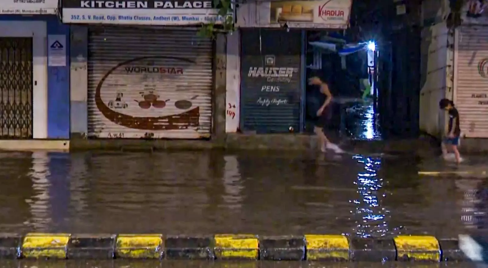 PHOTOS| ಮಹಾ ಮಳೆಗೆ ಮುಂಬೈ, ಪುಣೆ ತತ್ತರ; ಜನಜೀವನ ಅಸ್ತವ್ಯಸ್ತ