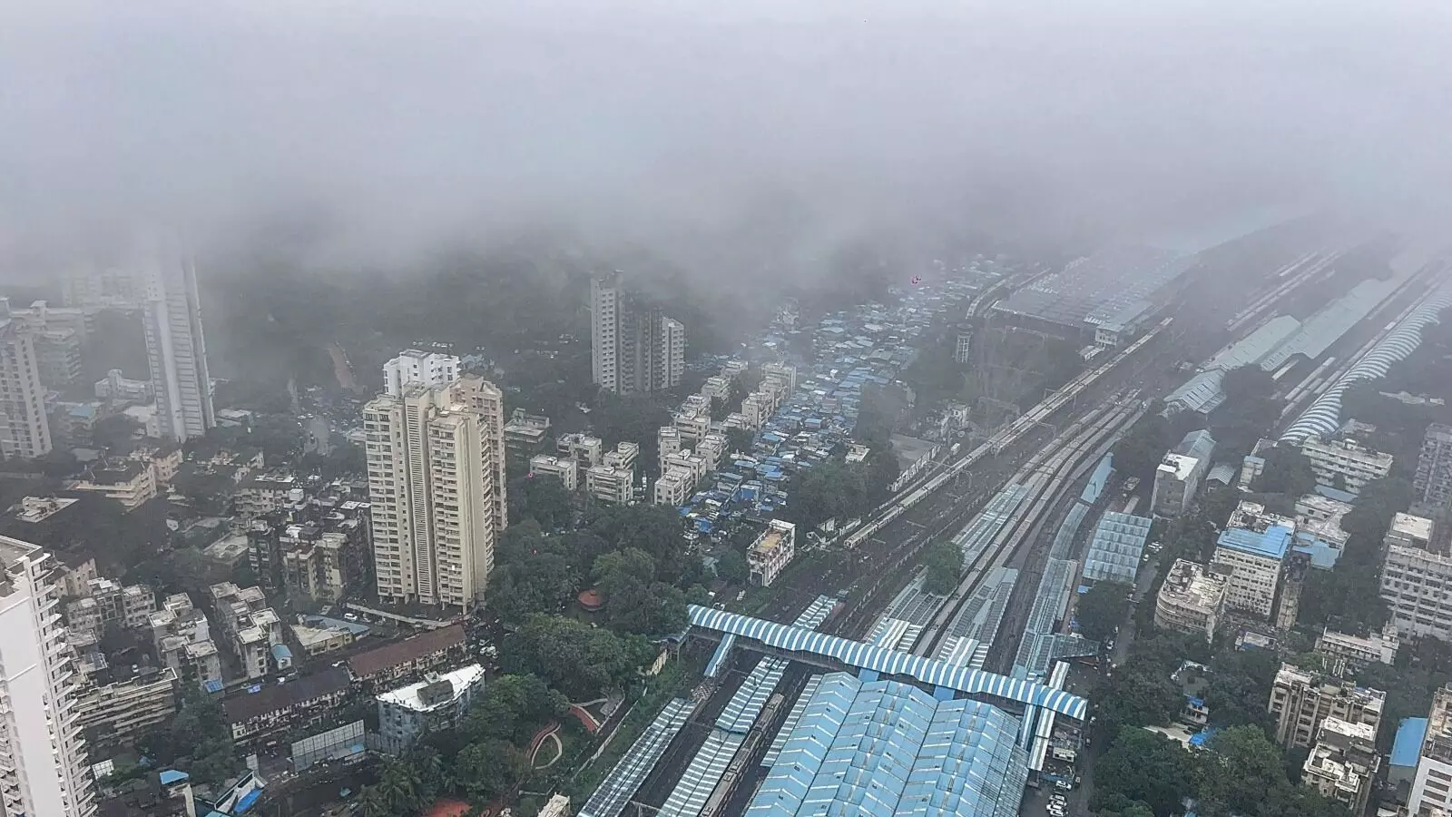 PHOTOS| ಮಹಾ ಮಳೆಗೆ ಮುಂಬೈ, ಪುಣೆ ತತ್ತರ; ಜನಜೀವನ ಅಸ್ತವ್ಯಸ್ತ