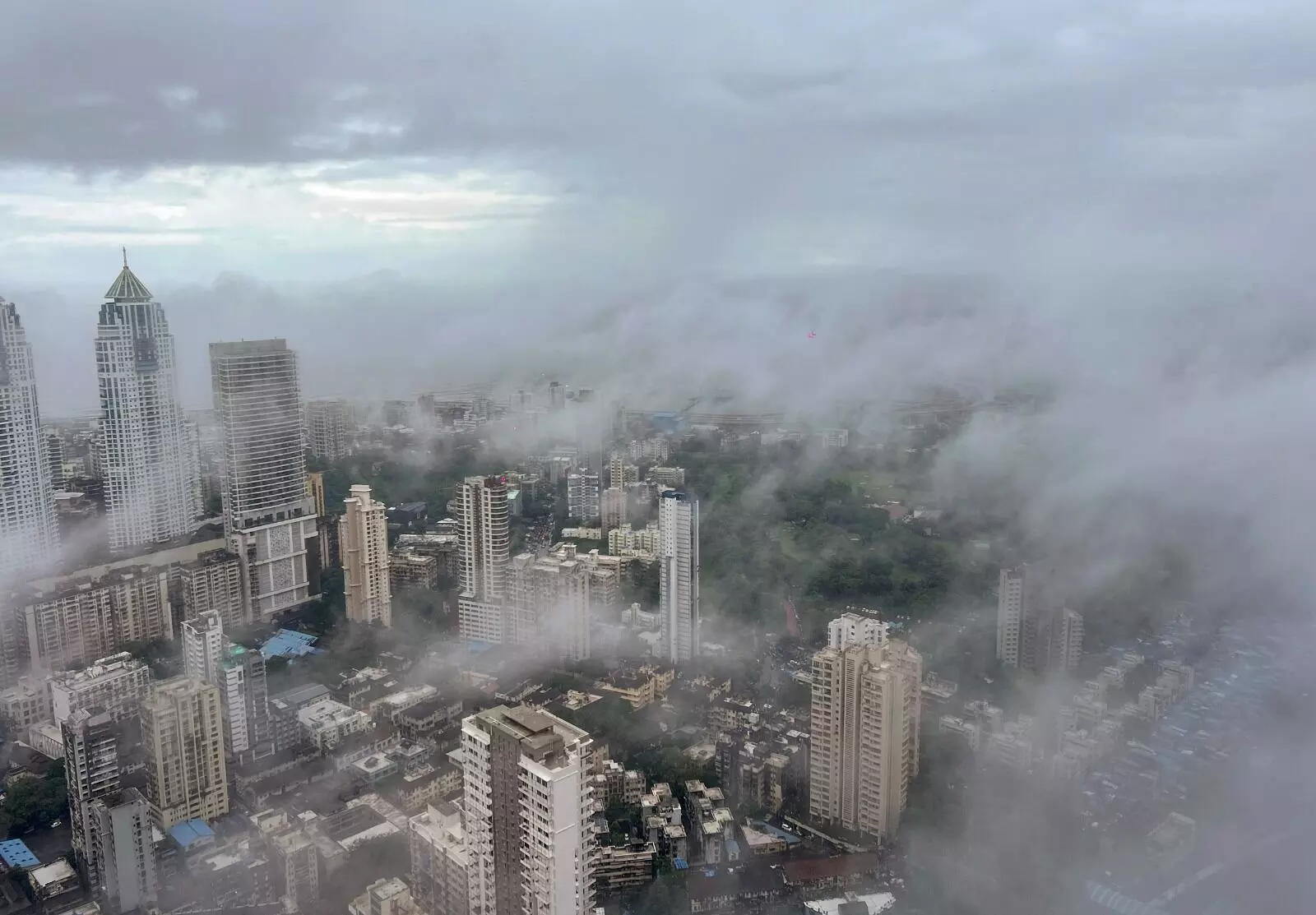 PHOTOS| ಮಹಾ ಮಳೆಗೆ ಮುಂಬೈ, ಪುಣೆ ತತ್ತರ; ಜನಜೀವನ ಅಸ್ತವ್ಯಸ್ತ