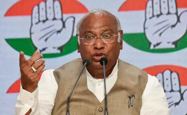 ಗೋಧ್ರಾ ಹತ್ಯಾಕಾಂಡ ಪ್ರಕರಣದಲ್ಲಿ ಅಂದಿನ ಸಿಎಂ ಮೋದಿ ರಾಜೀನಾಮೆ ನೀಡಿದ್ದರೇ?: ಮಲ್ಲಿಕಾರ್ಜುನ ಖರ್ಗೆ ಪ್ರಶ್ನೆ ಗೋಧ್ರಾ ಹತ್ಯಾಕಾಂಡ ಪ್ರಕರಣದಲ್ಲಿ ಅಂದಿನ ಸಿಎಂ ಮೋದಿ ರಾಜೀನಾಮೆ ನೀಡಿದ್ದರೇ?: ಮಲ್ಲಿಕಾರ್ಜುನ ಖರ್ಗೆ ಪ್ರಶ್ನೆ