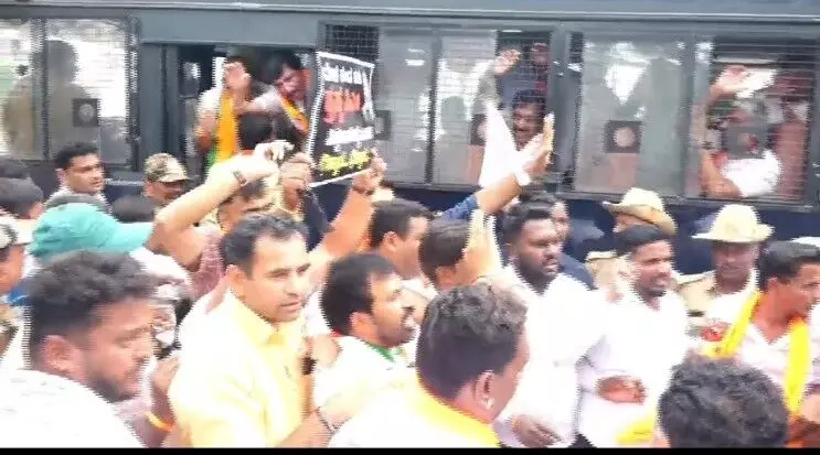 ಸಿಎಂ ಸಿದ್ದರಾಮಯ್ಯ ಭಾಗವಹಿಸಿದ ಕೆ.ಡಿ.ಪಿ ಸಭೆಗೆ ಮುತ್ತಿಗೆ ಹಾಕಲು ಯತ್ನಿಸಿದ ಬಿಜೆಪಿ ಕಾರ್ಯಕರ್ತರು ವಶಕ್ಕೆ ಸಿಎಂ ಸಿದ್ದರಾಮಯ್ಯ ಭಾಗವಹಿಸಿದ ಕೆ.ಡಿ.ಪಿ ಸಭೆಗೆ ಮುತ್ತಿಗೆ ಹಾಕಲು ಯತ್ನಿಸಿದ ಬಿಜೆಪಿ ಕಾರ್ಯಕರ್ತರು ವಶಕ್ಕೆ