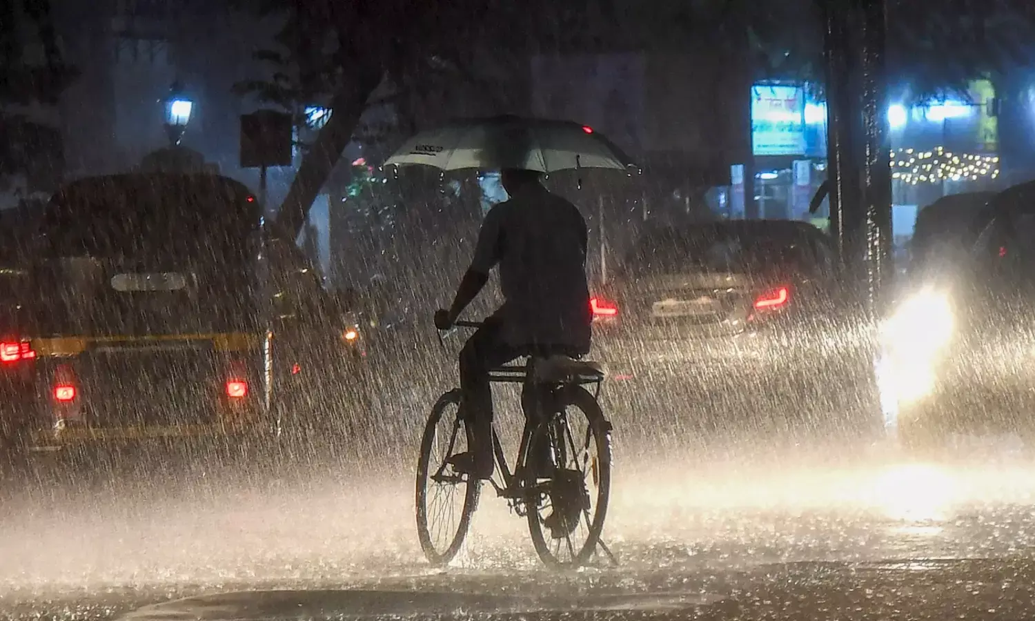 PHOTOS| ಮಹಾ ಮಳೆಗೆ ಮುಂಬೈ, ಪುಣೆ ತತ್ತರ; ಜನಜೀವನ ಅಸ್ತವ್ಯಸ್ತ