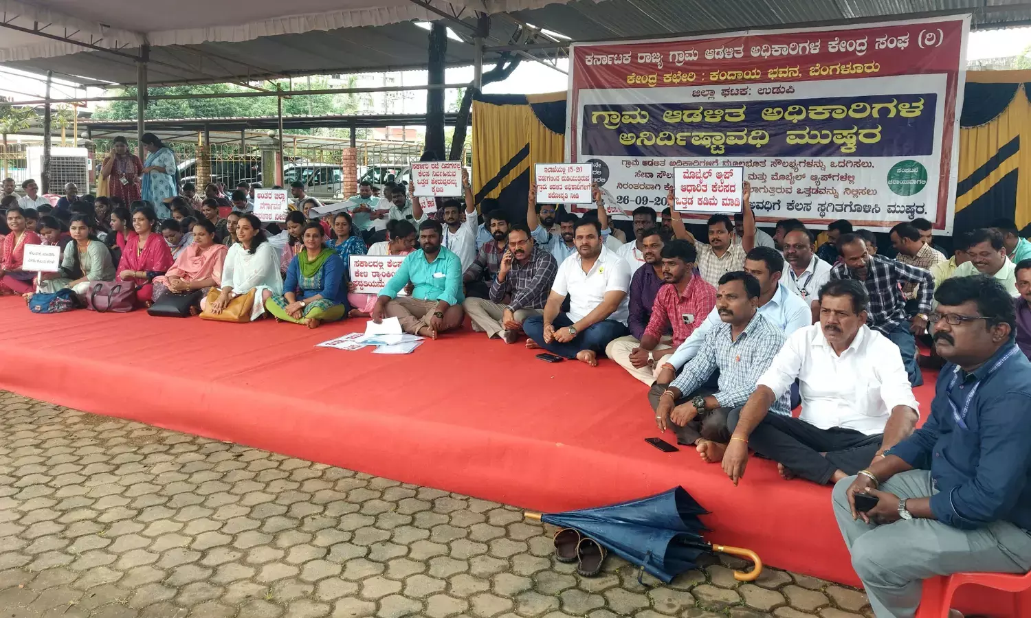 ವಿವಿಧ ಬೇಡಿಕೆಗಳ ಈಡೇರಿಕೆ ಆಗ್ರಹ: ಗ್ರಾಮ ಆಡಳಿತ ಅಧಿಕಾರಿಗಳಿಂದ ಅನಿಧಿಷ್ಠಾವಧಿ ಮುಷ್ಕರ