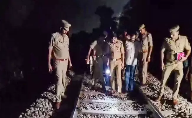 ಉತ್ತರ ಪ್ರದೇಶ | ಹಳಿಯ ಮೇಲಿಟ್ಟಿದ್ದ ಕಲ್ಲಿಗೆ ರೈಲು ಡಿಕ್ಕಿ ಉತ್ತರ ಪ್ರದೇಶ | ಹಳಿಯ ಮೇಲಿಟ್ಟಿದ್ದ ಕಲ್ಲಿಗೆ ರೈಲು ಡಿಕ್ಕಿ