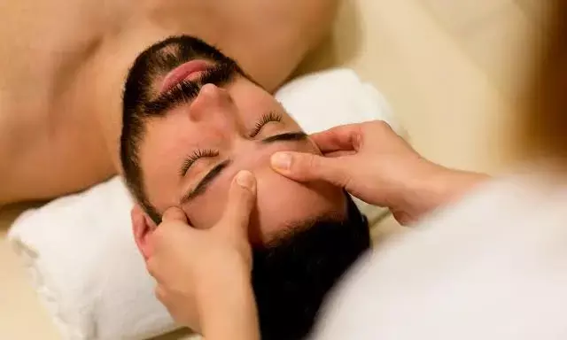 ಬೆಂಗಳೂರು: ಸೆಲೂನ್ ವೊಂದರಲ್ಲಿ ʼಹೆಡ್ ಮಸಾಜ್ʼ ಮಾಡಿಸಿಕೊಂಡು ಪಾರ್ಶ್ವವಾಯುವಿಗೆ ತುತ್ತಾದ ಯುವಕ