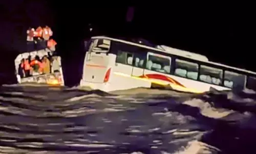 ಗುಜರಾತ್‌| ಪ್ರವಾಹದಲ್ಲಿ ಸಿಲುಕಿದ ಯಾತ್ರಾರ್ಥಿಗಳಿದ್ದ ಬಸ್; ರಕ್ಷಣಾ ಕಾರ್ಯಾಚರಣೆಯಲ್ಲಿ NDRF ಜೊತೆ ಕೈಜೋಡಿಸಿದ ಸ್ಥಳೀಯ ಮುಸ್ಲಿಮರು