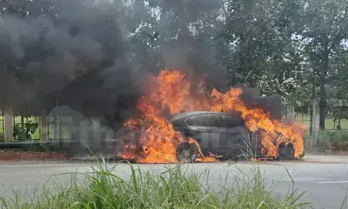 ಅಡ್ಯಾರ್ : ಬೆಂಕಿ ಆಕಸ್ಮಿಕ; ಹೆದ್ದಾರಿ ಮಧ್ಯೆ ಹೊತ್ತಿ ಉರಿದ ಕಾರು ಸಂಪೂರ್ಣ ಭಸ್ಮ