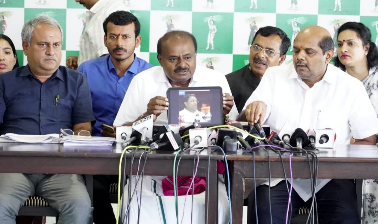 ರಾಜ್ಯಪಾಲರ ವಿಷಯದಲ್ಲಿ ಸಿದ್ದರಾಮಯ್ಯ ಅವರಿಗೆ ಎರಡು ನಾಲಿಗೆ : ವಿಡಿಯೋ ತೋರಿಸಿ ಕುಟುಕಿದ ಎಚ್‌ಡಿಕೆ