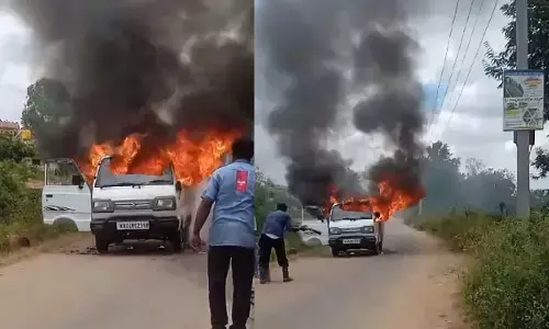 ಹಾಸನ | ಚಲಿಸುತ್ತಿದ್ದ ಓಮ್ನಿ ಕಾರಿನಲ್ಲಿ ಕಾಣಿಸಿಕೊಂಡ ಬೆಂಕಿ ; ಅಪಾಯದಿಂದ ಪಾರು