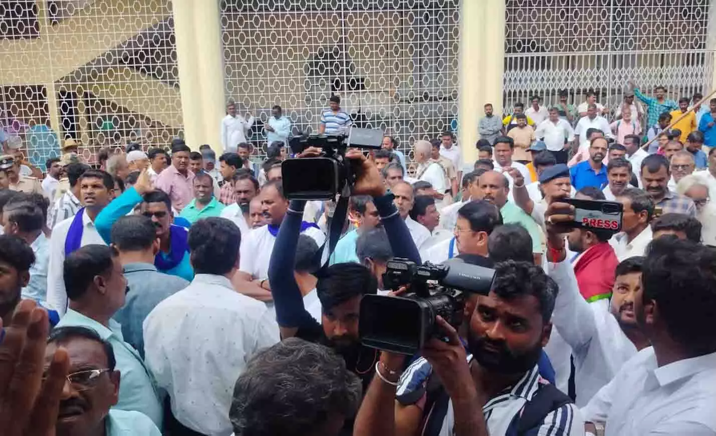 ಮೈಸೂರು: ಮಹಿಷ ಪ್ರತಿಮೆಗೆ ಪುಷ್ಪಾರ್ಚನೆಗೆ  ಅವಕಾಶ ಕಲ್ಪಿಸಲು ದಲಿತರ ಆಗ್ರಹ