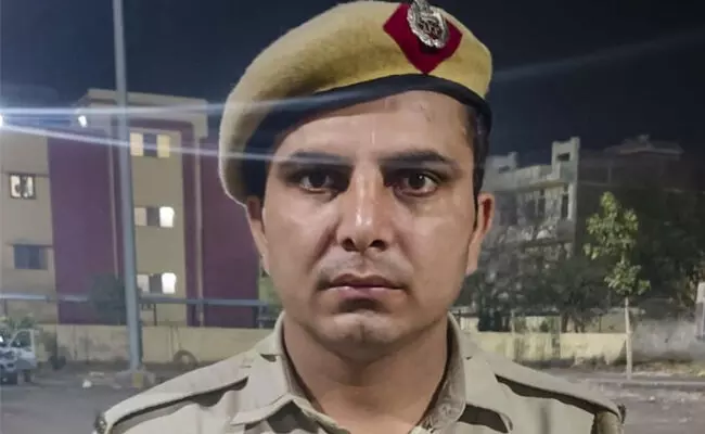 ಗಸ್ತಿನಲ್ಲಿದ್ದ ಪೇದೆಗೆ ಢಿಕ್ಕಿ ಹೊಡೆದು 10 ಮೀ. ಎಳೆದೊಯ್ದ ಕಾರು ಚಾಲಕ