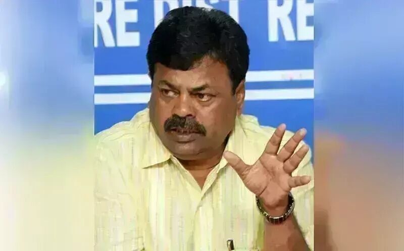 ಬಿಜೆಪಿ ರಾಜ್ಯಾಧ್ಯಕ್ಷ ಸ್ಥಾನಕ್ಕೆ ವಿಜಯೇಂದ್ರ ರಾಜೀನಾಮೆ ನೀಡುವ ಪ್ರಶ್ನೆಯೇ ಇಲ್ಲ : ಬಿಜೆಪಿ ಅತೃಪ್ತ ನಾಯಕರ ಬಣಕ್ಕೆ  ರೇಣುಕಾಚಾರ್ಯ ತಿರುಗೇಟು