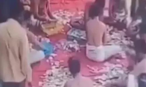 ದೇವಸ್ಥಾನದಲ್ಲಿ ಸಿಬ್ಬಂದಿಯಿಂದಲೇ ಹುಂಡಿ ಹಣ ಕಳ್ಳತನದ ದೃಶ್ಯ ವಿಡಿಯೋದಲ್ಲಿ ಸೆರೆ