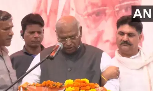 ಜಮ್ಮ-ಕಾಶ್ಮೀರ: ಸಾರ್ವಜನಿಕ ಸಭೆಯಲ್ಲಿ ಮಾತನಾಡುತ್ತಿದ್ದಾಗ ಅಸ್ವಸ್ಥಗೊಂಡ ಮಲ್ಲಿಕಾರ್ಜುನ ಖರ್ಗೆ