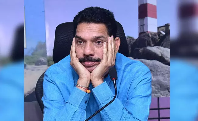 ಚುನಾವಣಾ ಬಾಂಡ್ ಹೆಸರಿನಲ್ಲಿ ಸಾವಿರಾರು ಕೋ.ರೂ. ಸುಲಿಗೆ ಆರೋಪ: ಎಫ್ಐಆರ್ ರದ್ದು ಕೋರಿ ಹೈಕೋರ್ಟ್ ಮೆಟ್ಟಿಲೇರಿದ ನಳಿನ್ ಕುಮಾರ್ ಕಟೀಲು ಚುನಾವಣಾ ಬಾಂಡ್ ಹೆಸರಿನಲ್ಲಿ ಸಾವಿರಾರು ಕೋ.ರೂ. ಸುಲಿಗೆ ಆರೋಪ: ಎಫ್ಐಆರ್ ರದ್ದು ಕೋರಿ ಹೈಕೋರ್ಟ್ ಮೆಟ್ಟಿಲೇರಿದ ನಳಿನ್ ಕುಮಾರ್ ಕಟೀಲು