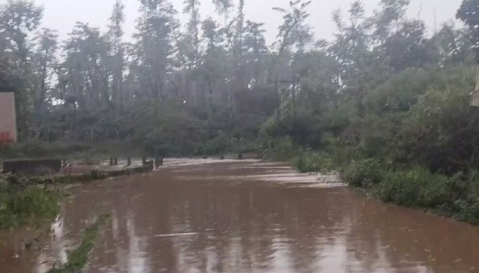 ಚಿಕ್ಕಮಗಳೂರು | ಮಲೆನಾಡು ಭಾಗದಲ್ಲಿ ಭಾರೀ ಮಳೆ : ಕಳಸ-ಬಾಳೆಹೊನ್ನೂರು ರಸ್ತೆ ಸಂಪರ್ಕ ಕಡಿತ