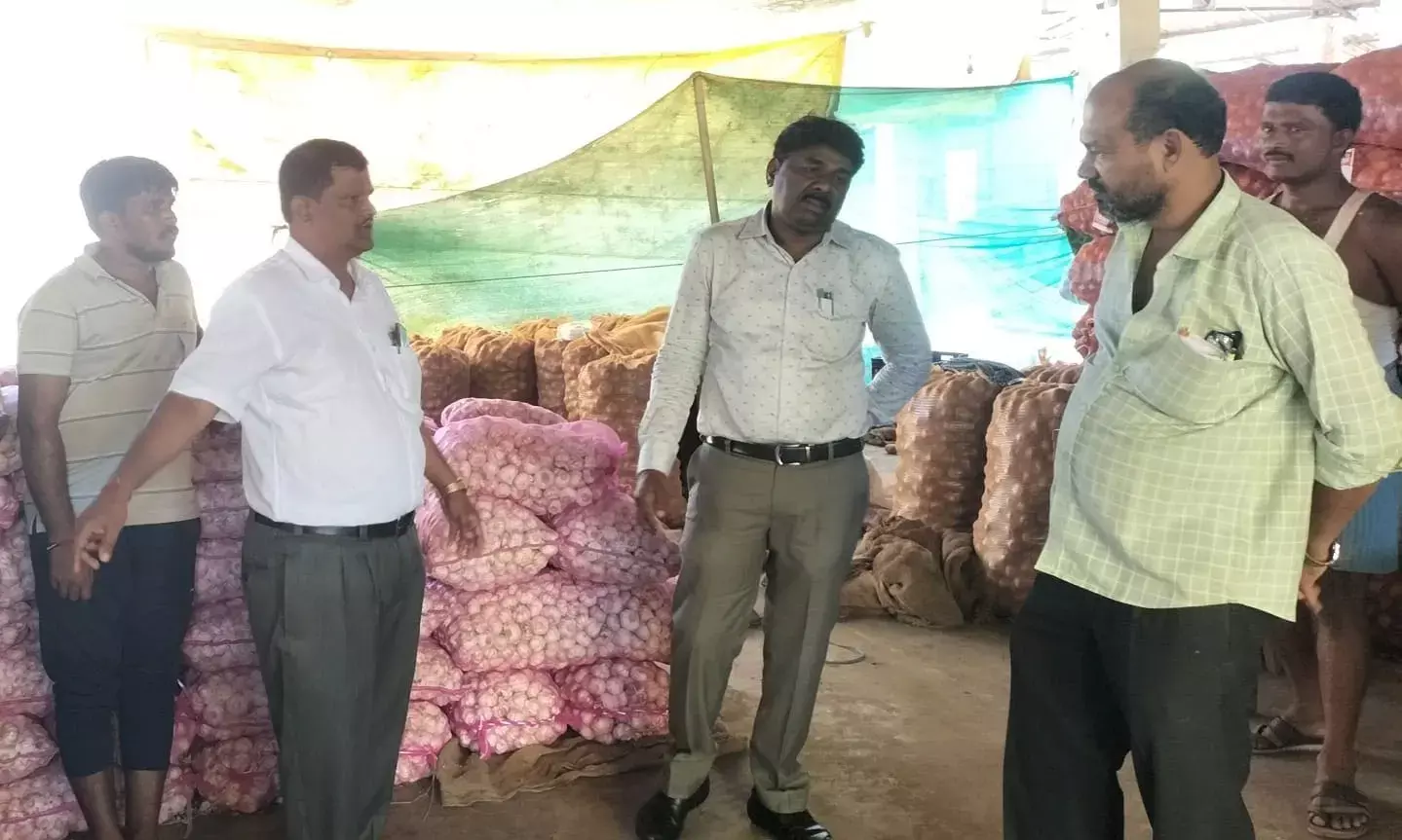 ಆದಿಉಡುಪಿ ಎಪಿಎಂಸಿಯಲ್ಲಿ ಚೀನಾ ಬೆಳ್ಳುಳ್ಳಿ ಮಾರಾಟ ಆರೋಪ| ಉಡುಪಿ ನಗರಸಭೆ ಅಧಿಕಾರಿಗಳಿಂದ ದಾಳಿ: 12 ಟನ್ ಬೆಳ್ಳುಳ್ಳಿ ವಶ