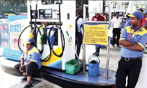 ಕನಿಷ್ಠ ವೇತನ ದರ ಪಟ್ಟಿ: ನಿಯಮ ಪಾಲಿಸದ ಪೆಟ್ರೋಲ್ ಪಂಪ್ ಮಾಲಕರು