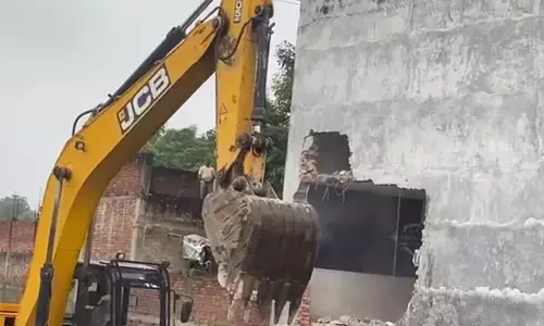 ಉತ್ತರ ಪ್ರದೇಶ | ಫರೂಕಾಬಾದ್ ನಲ್ಲಿ ಬುಲ್ಡೋಝರ್ ಕಾರ್ಯಾಚರಣೆ: ಪೊಲೀಸರೆದುರೇ ಅಧಿಕಾರಿಗಳನ್ನು ಥಳಿಸಿದ ಗ್ರಾಮಸ್ಥರು