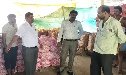 ಆದಿಉಡುಪಿ ಎಪಿಎಂಸಿಯಲ್ಲಿ ಚೀನಾ ಬೆಳ್ಳುಳ್ಳಿ ಮಾರಾಟ ಆರೋಪ| ಉಡುಪಿ ನಗರಸಭೆ ಅಧಿಕಾರಿಗಳಿಂದ ದಾಳಿ: 12 ಟನ್ ಬೆಳ್ಳುಳ್ಳಿ ವಶ