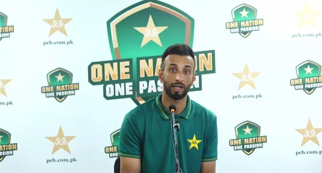 ಪಾಕ್ ನಾಯಕ ಕುಳಿತಿದ್ದಾರೆ.. ಗೌರವ ಕೊಡಿ : ಪತ್ರಿಕಾಗೋಷ್ಠಿಯಲ್ಲೊಂದು ಪ್ರಹಸನ!