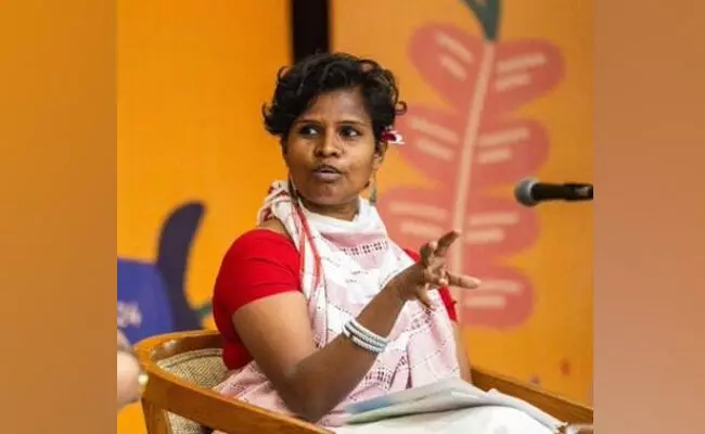 ಫೆಲೆಸ್ತೀನ್ ಗೆ ಬೆಂಬಲ | ಅಮೆರಿಕ ನೀಡುವ ‘ರೂಮ್ ಟು ರೀಡ್ ಯಂಗ್ ಆಥರ್ ಅವಾರ್ಡ್’ ತಿರಸ್ಕರಿಸಿದ ಆದಿವಾಸಿ ಕವಿ ಜೆಸಿಂತಾ ಕೆರ್ಕಟ್ಟಾ ಫೆಲೆಸ್ತೀನ್ ಗೆ ಬೆಂಬಲ | ಅಮೆರಿಕ ನೀಡುವ ‘ರೂಮ್ ಟು ರೀಡ್ ಯಂಗ್ ಆಥರ್ ಅವಾರ್ಡ್’ ತಿರಸ್ಕರಿಸಿದ ಆದಿವಾಸಿ ಕವಿ ಜೆಸಿಂತಾ ಕೆರ್ಕಟ್ಟಾ