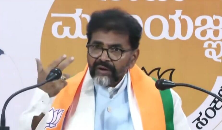 ಮುಡಾ ನಿವೇಶನ ವಾಪಸ್ | ಮಖ್ಯಮಂತ್ರಿ ಸಿದ್ದರಾಮಯ್ಯ ಬಗ್ಗಿದ್ಯಾಕೆ? : ಛಲವಾದಿ ನಾರಾಯಣಸ್ವಾಮಿ